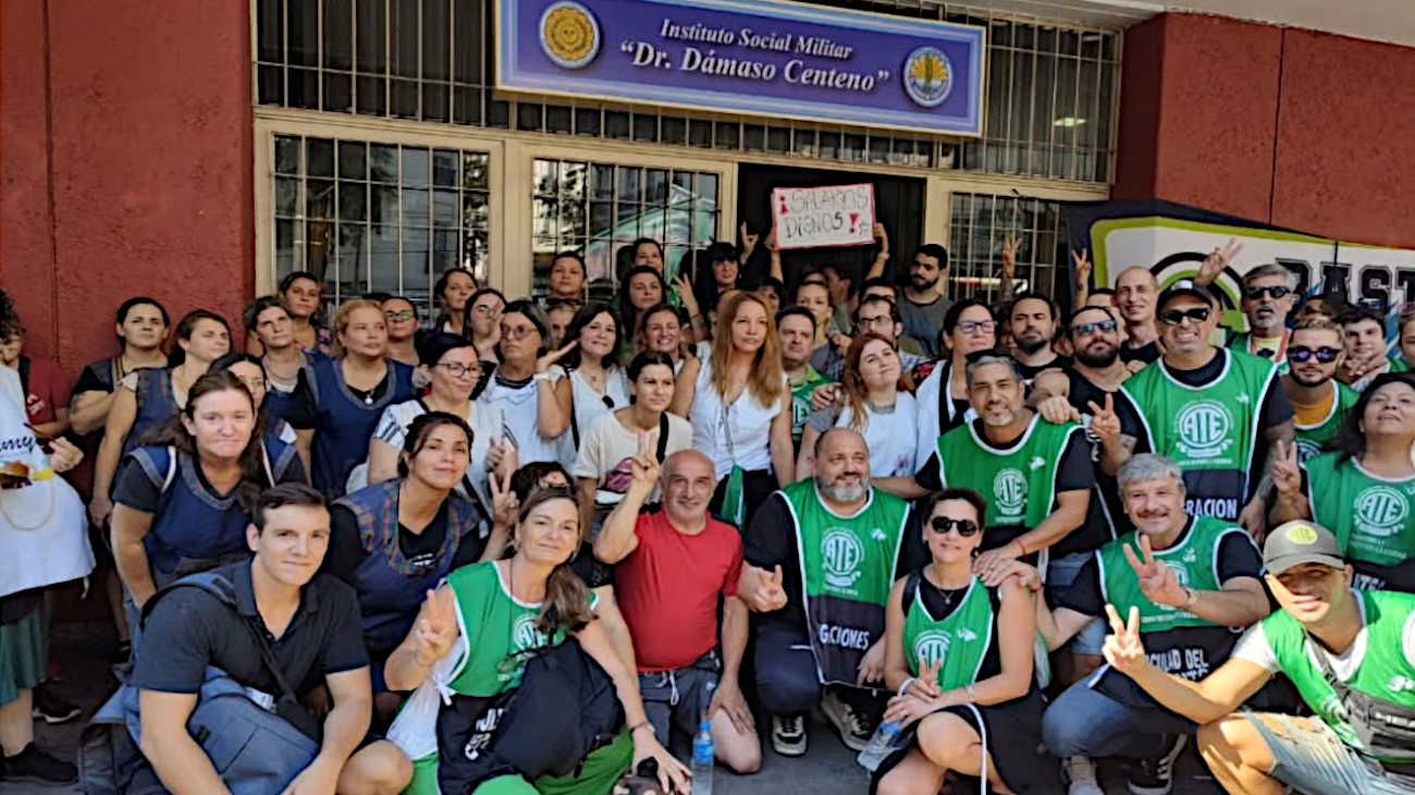 Reclamo por sueldos docentes en el colegio Dámaso Centeno, que depende del Ministerio de Defensa