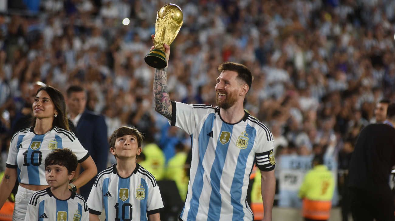 Messi agradeció a la gente, pidió que "disfruten todo esto", pero no quiso bailar