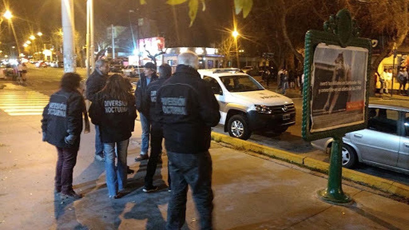 Patrullas antifiestas: cómo controlarán las provincias las reuniones sociales clandestinas