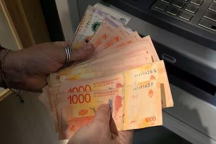 Acusan a una empleada de un banco de robar dinero