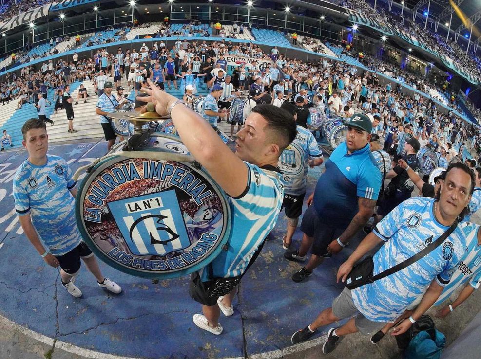 Racing, una comunidad que transmite el fútbol como un legado y late al ritmo de su hinchada