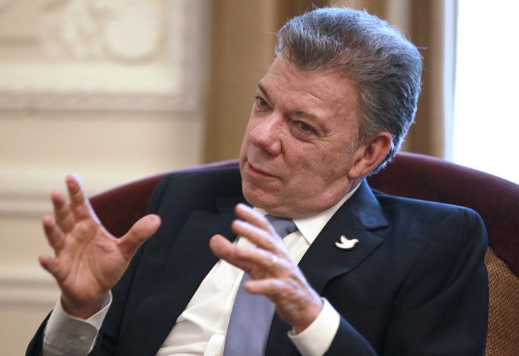 Se tensa la relación entre Colombia y Venezuela: Santos ofrece ayuda, pero desde ONU