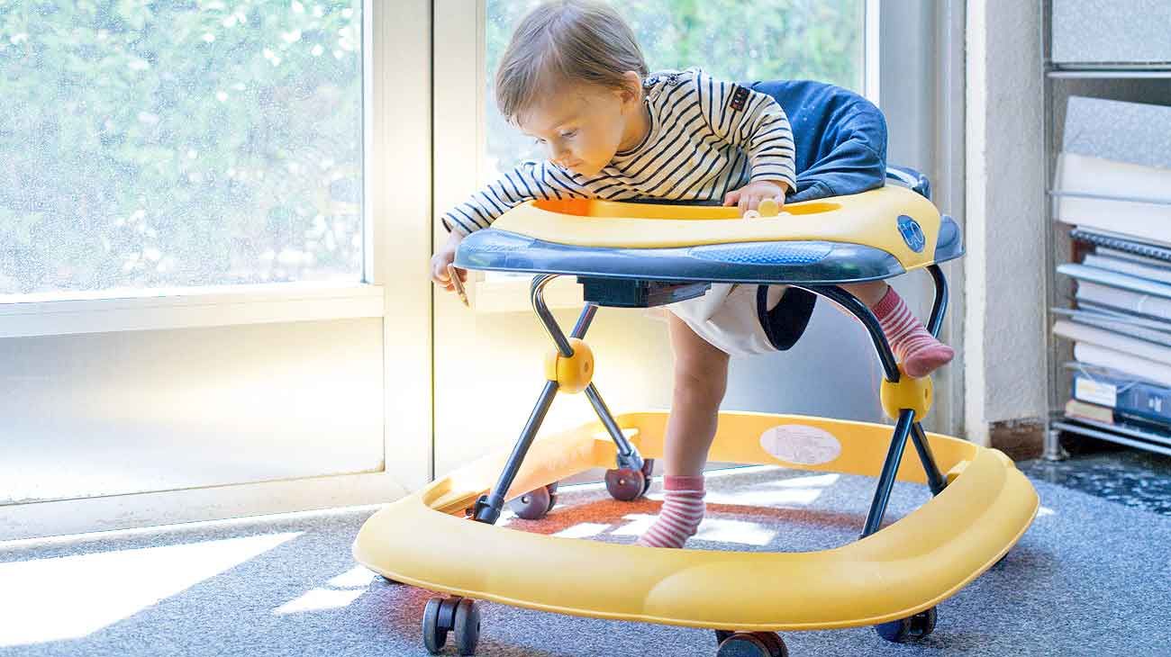 Pediatras les dicen "no" a los andadores para bebés
