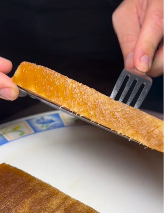 Influencer gastronómico sorprende al cocinar milanesas de madera
