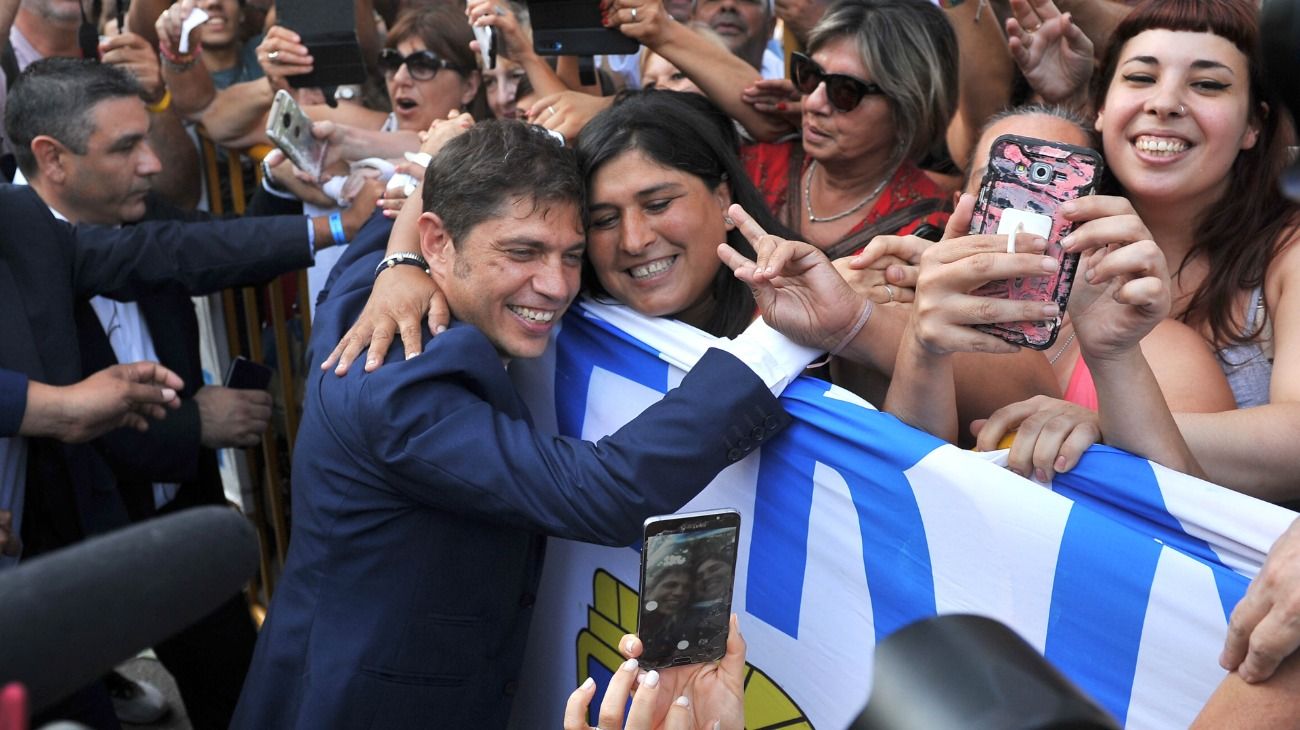 Axel Kicillof se sacó una foto y pidió: "Pongan cara de coronavirus"