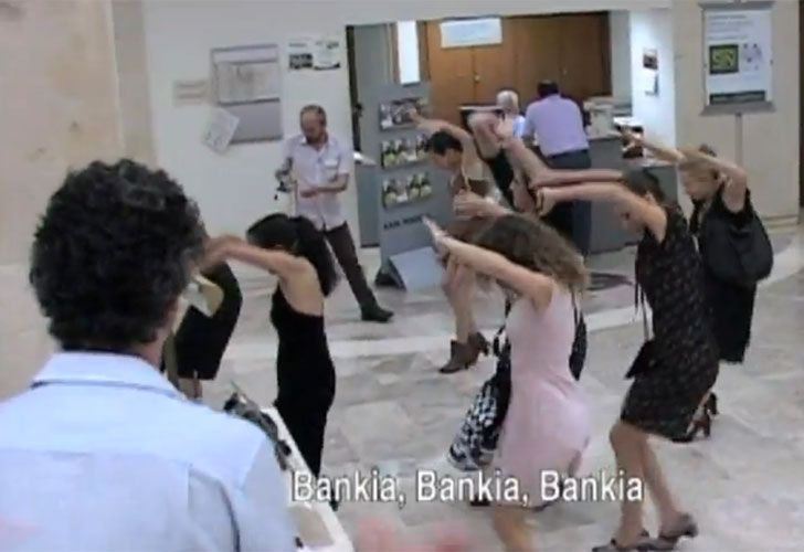 Españoles "le cantan las 40" a sus bancos