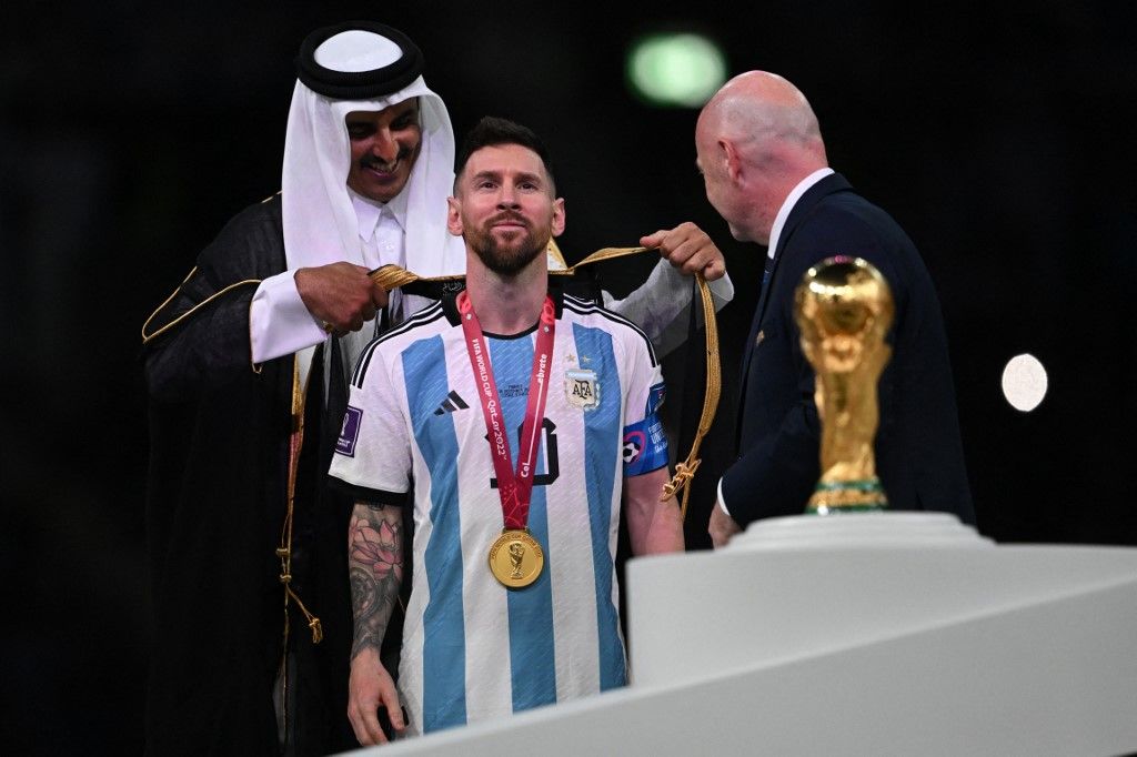 El jeque Lionel: el emir de Qatar invistió a Messi con una tradicional "abaya" árabe