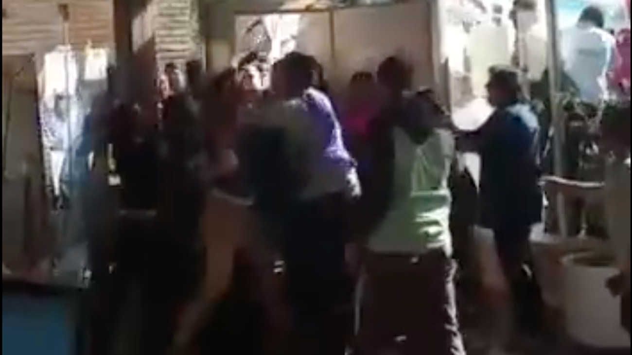 Video: la brutal agresión a un intendente santafesino en la entrada de la municipalidad
