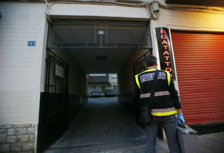 Una familia murió aplastada por la cantidad de ropa que acumuló en un cuarto de su casa