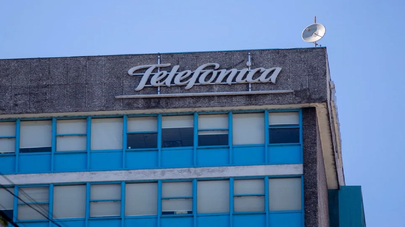 El Grupo Clarín planea comprar Telefónica y quedarse con todo el monopolio de las telecomunicaciones en Argentina