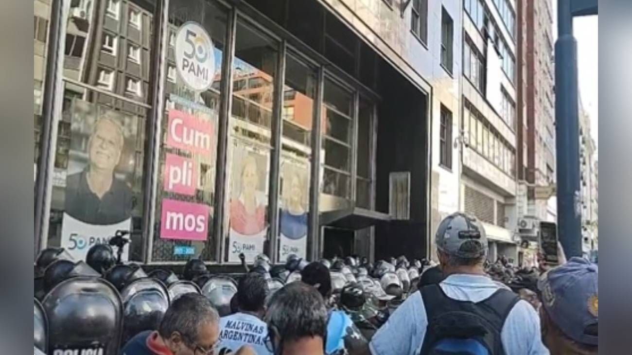 Conflicto entre ex combatientes de Malvinas y la Policía en las puertas del PAMI