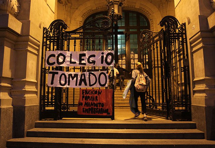 Denuncian un abuso sexual silenciado durante la toma del Colegio Nacional de Buenos Aires