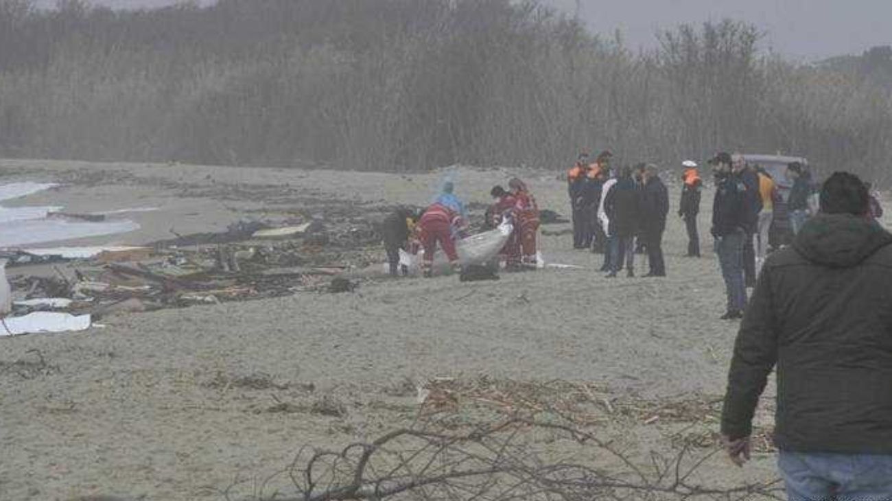 Tragedia en Italia: murieron al menos 62 migrantes en un naufragio