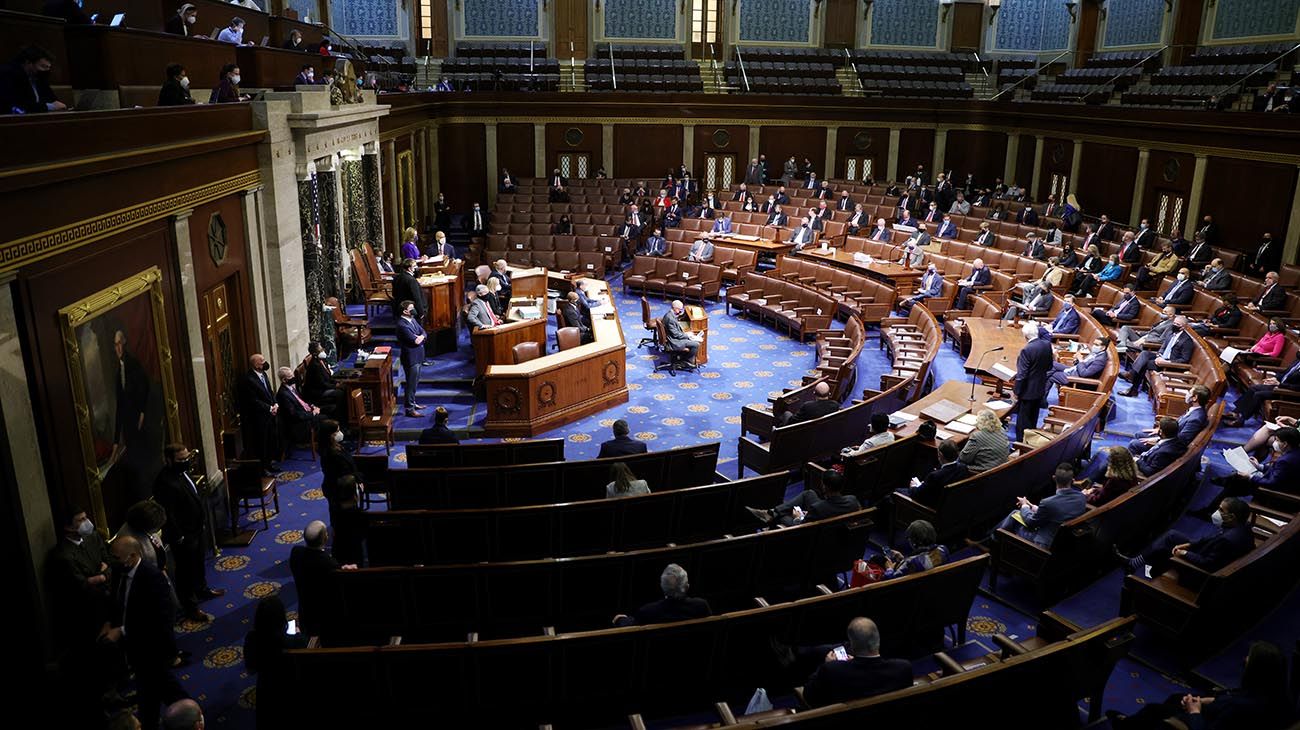 El Congreso reanudó la sesión de noche, blindado y bajo toque de queda