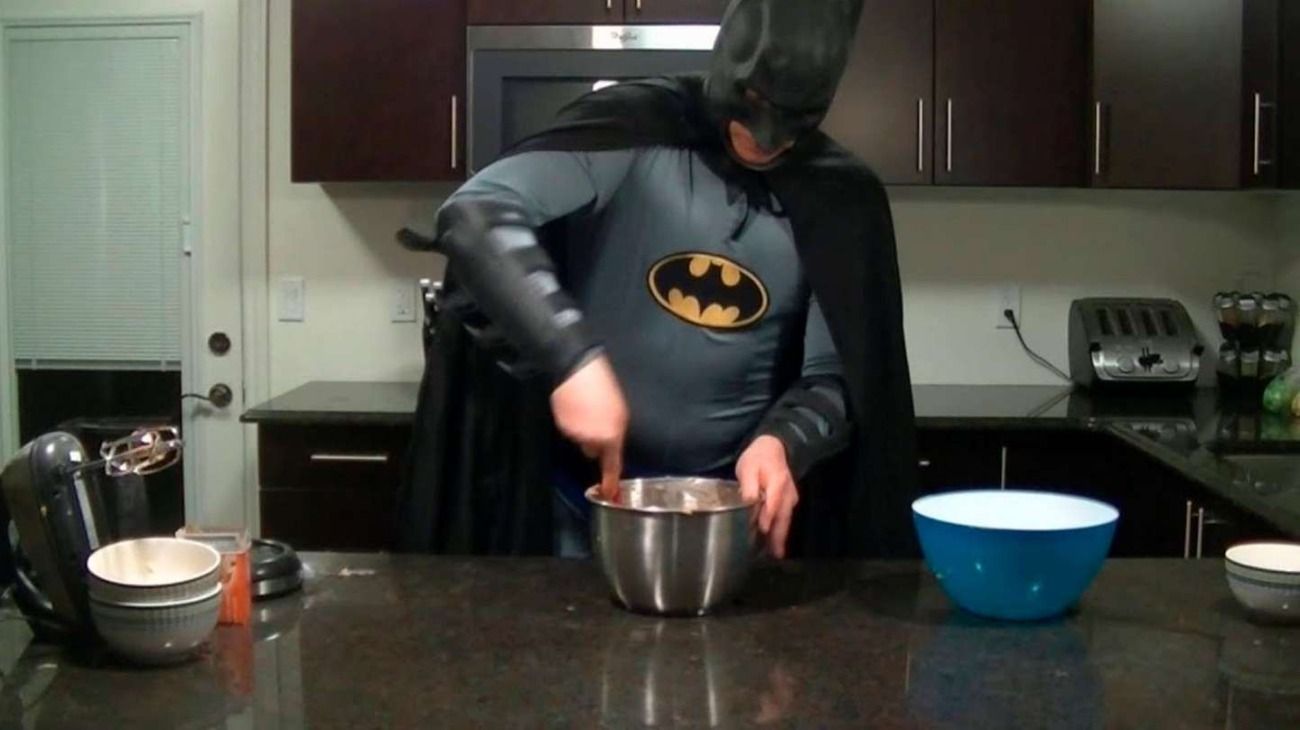 Insólita cita de Tinder: la recibió disfrazado de Batman y hasta le cocinó