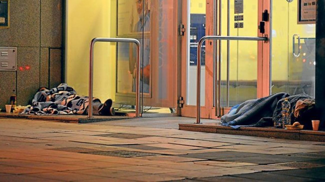 Con el frío, crecen los grupos que acompañan a los "sin techo" con comida y tiempo