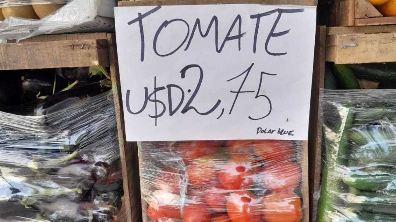 Villa Crespo: una verdulería vende el kilo de tomate a $2,75 dólares a "valor blue"