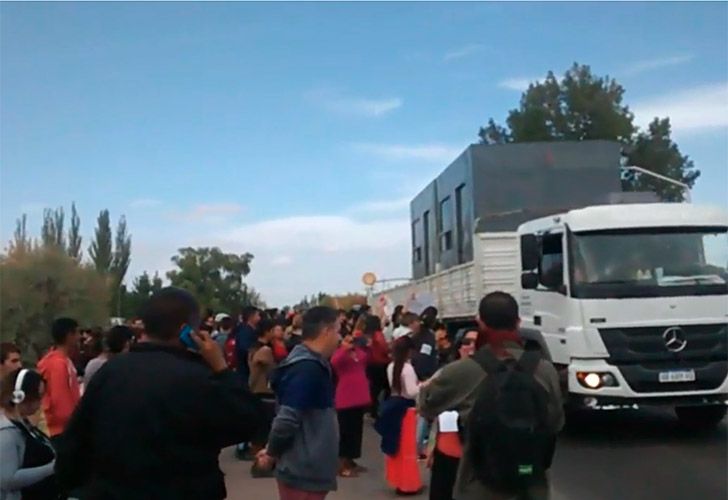 Fracking en Mendoza: cortan la ruta 40 para impedir el paso de camiones