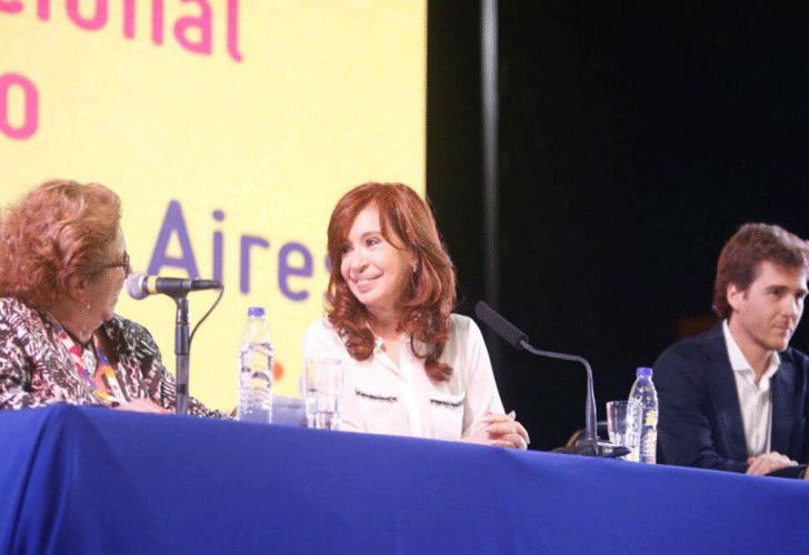 Cristina le tomó el gustito: saca su segundo libro en un mes