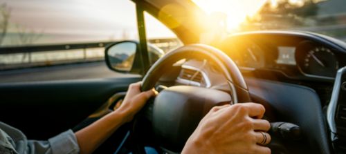 Ola de calor: cuáles son los objetos que implican un peligro si quedan en el auto