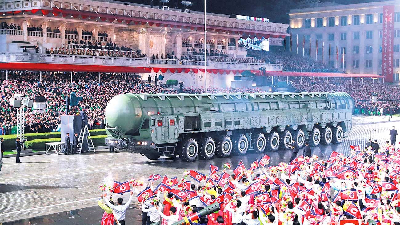 Corea del Norte exhibe un nuevo y poderoso misil junto a dirigentes de Rusia y China