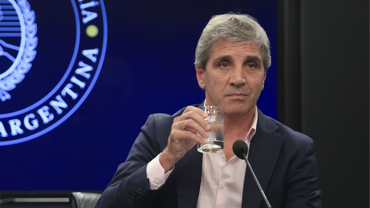El número de reservas que Luis Caputo deberá acumular para pasar las elecciones