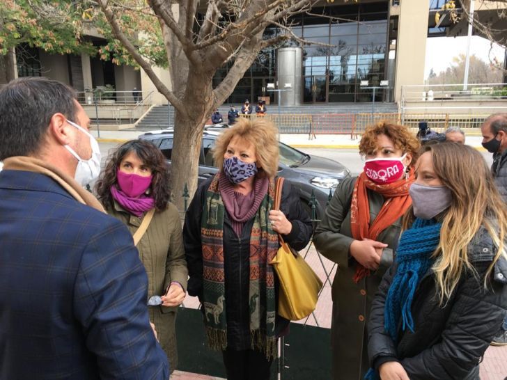 Denuncian a exfuncionario judicial por someter y dominar a una joven