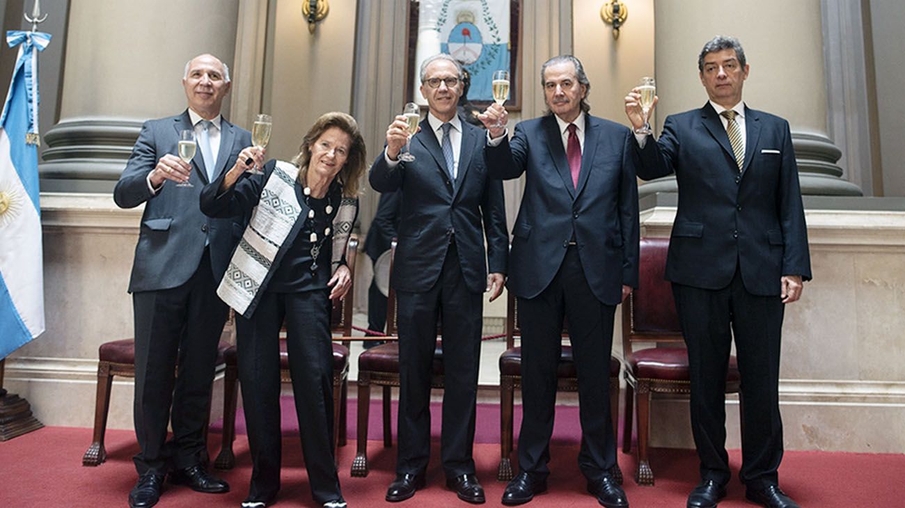 Carlos Rosenkrantz quedó con poderes limitados y en el centro de conflicto