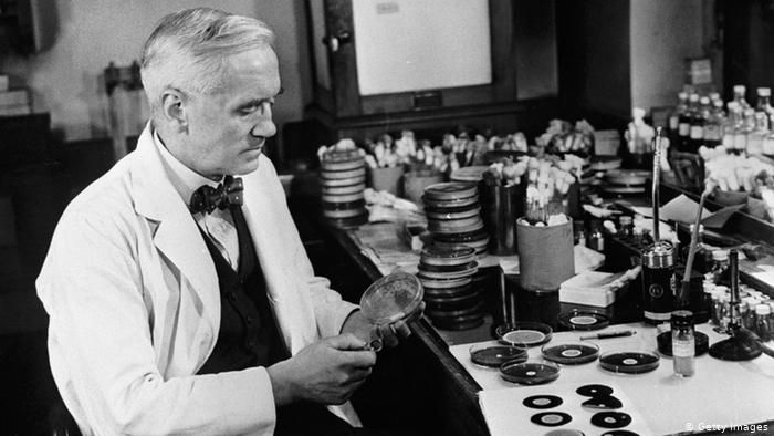Alexander Fleming descubrió la penicilina gracias a un olvido involuntario