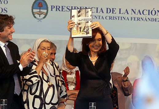 Cristina entregó casas con Bonafini y Boudou