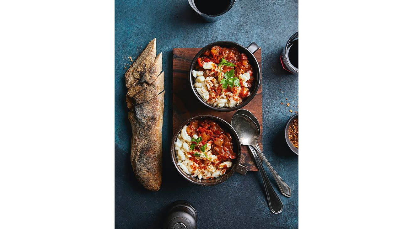De Hungría a tu mesa: Cómo preparar Goulash con spaetzle, un guiso potente