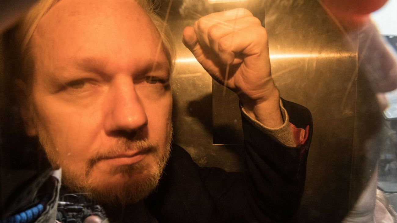 Condenaron a Julian Assange a casi un año de cárcel en Reino Unido