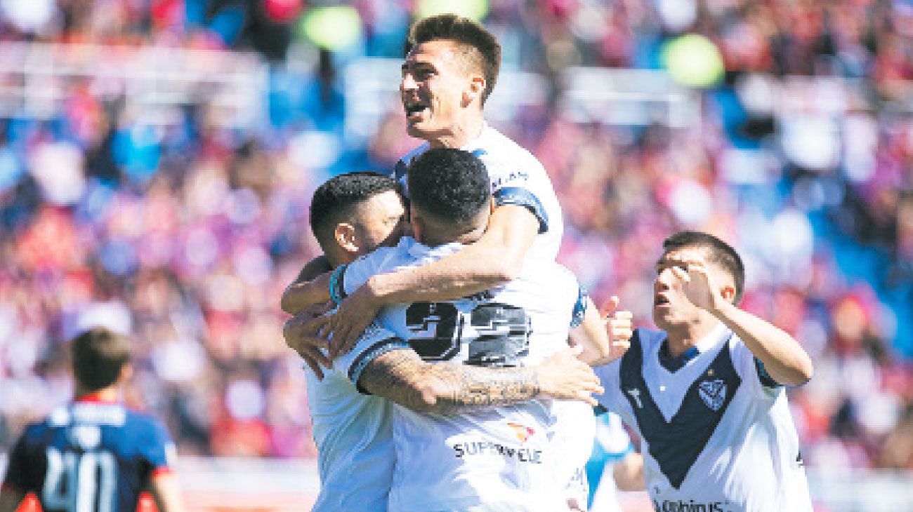 Vélez madrugó al Ciclón, se quedó con el triunfo y se aleja en la punta