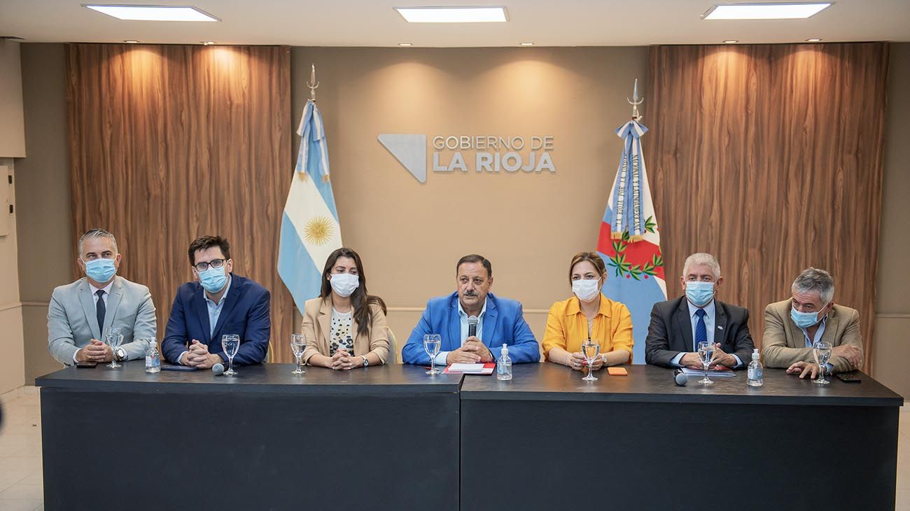 La Rioja: El gobernador Quintela anunció un aumento salarial del 52% para el 2022