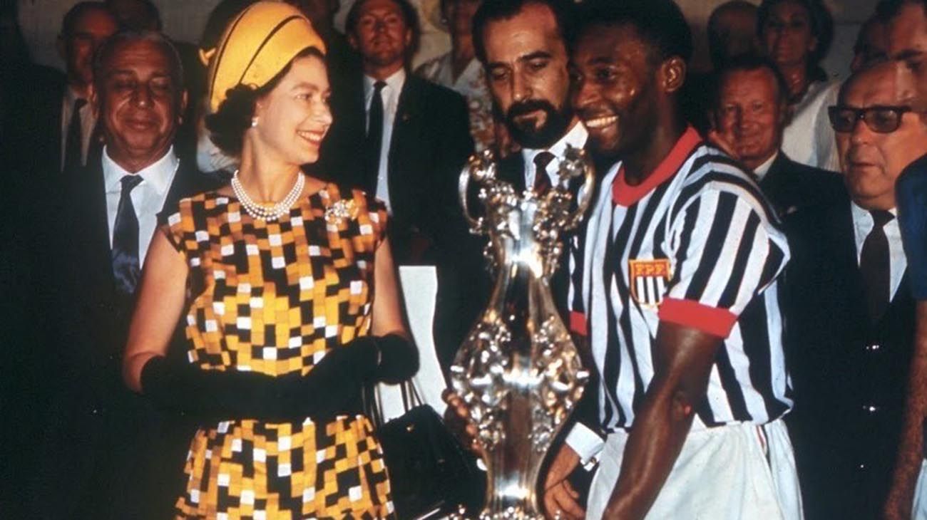 Entre reyes: el día en que Isabel II conoció a su admirador Pelé