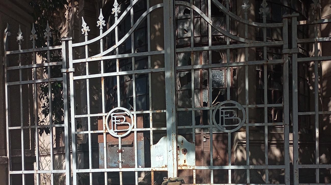 La lucha de los vecinos por rescatar del abandono la histórica casona de Francisco Beiró
