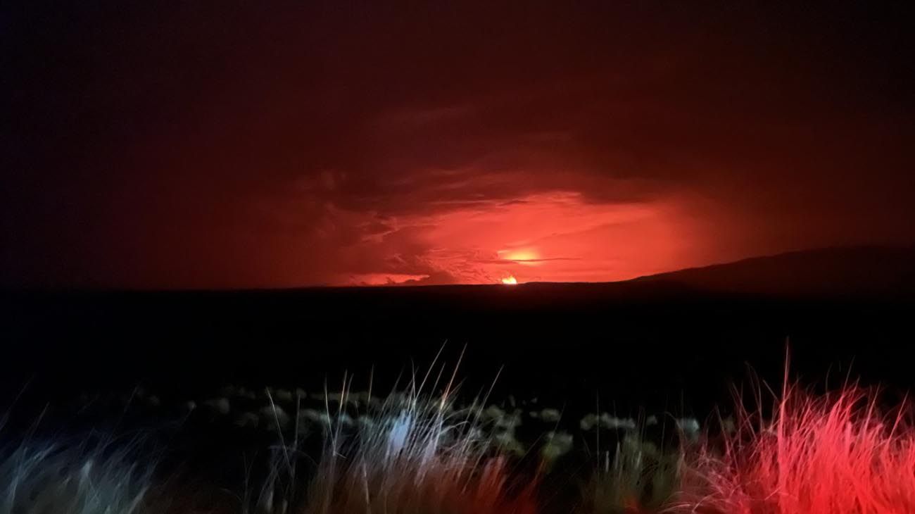 Fotos y videos: entró en erupción el volcán activo más grande del mundo, tras 700 mil años de silencio