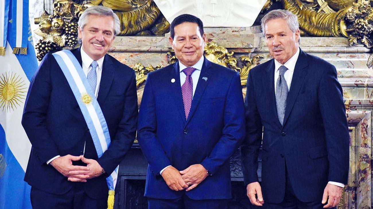 El vice de Bolsonaro llamó a la Argentina "eterno mendigo"
