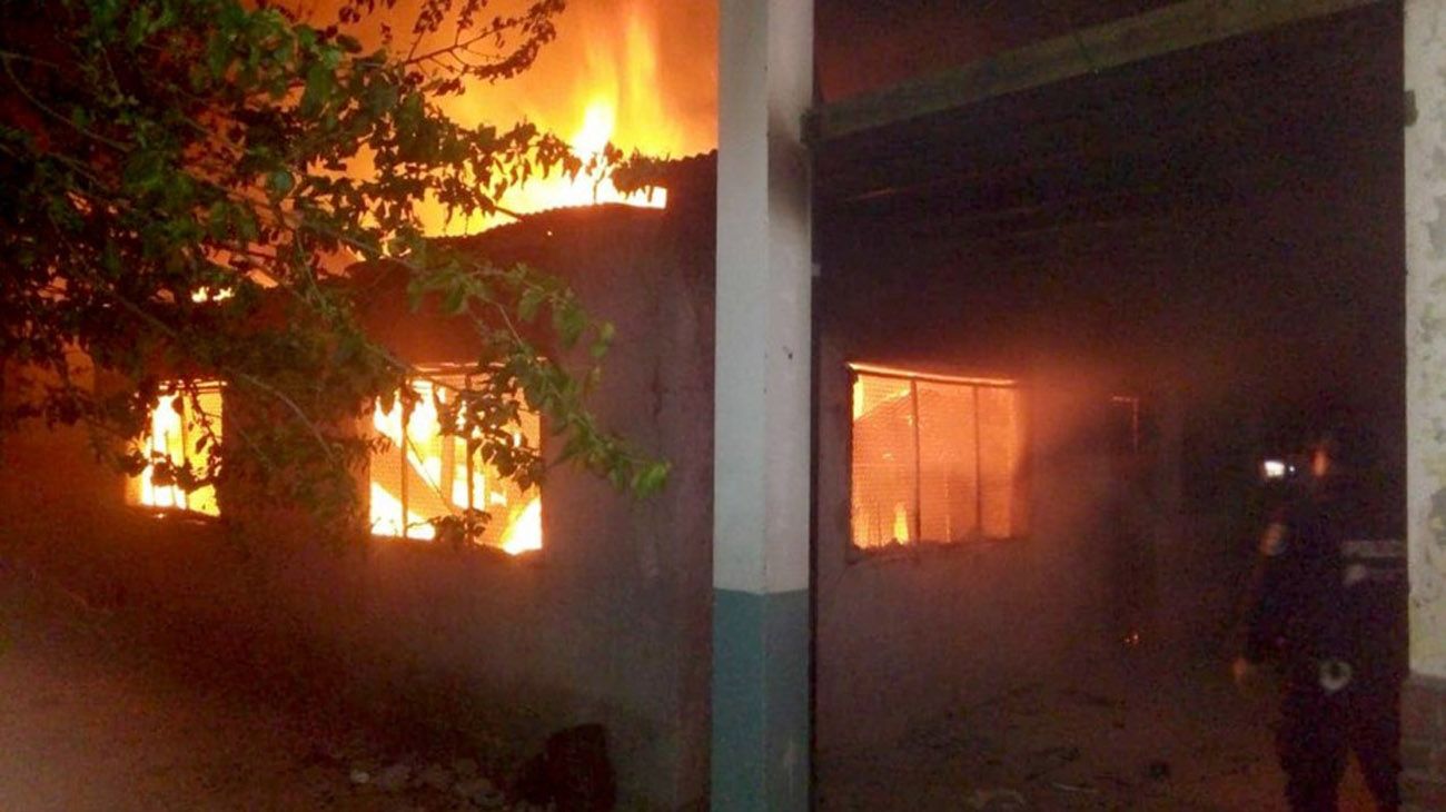 Investigan un incendio intencional en una escuela de Moreno