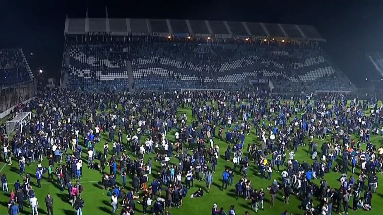 Un futbolista que fue a la tribuna cuenta cómo vivió la violencia policial en La Plata