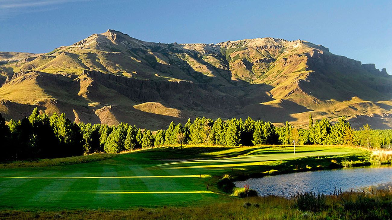 Macri disfruta sus últimos días de vacaciones en Chapelco jugando al golf
