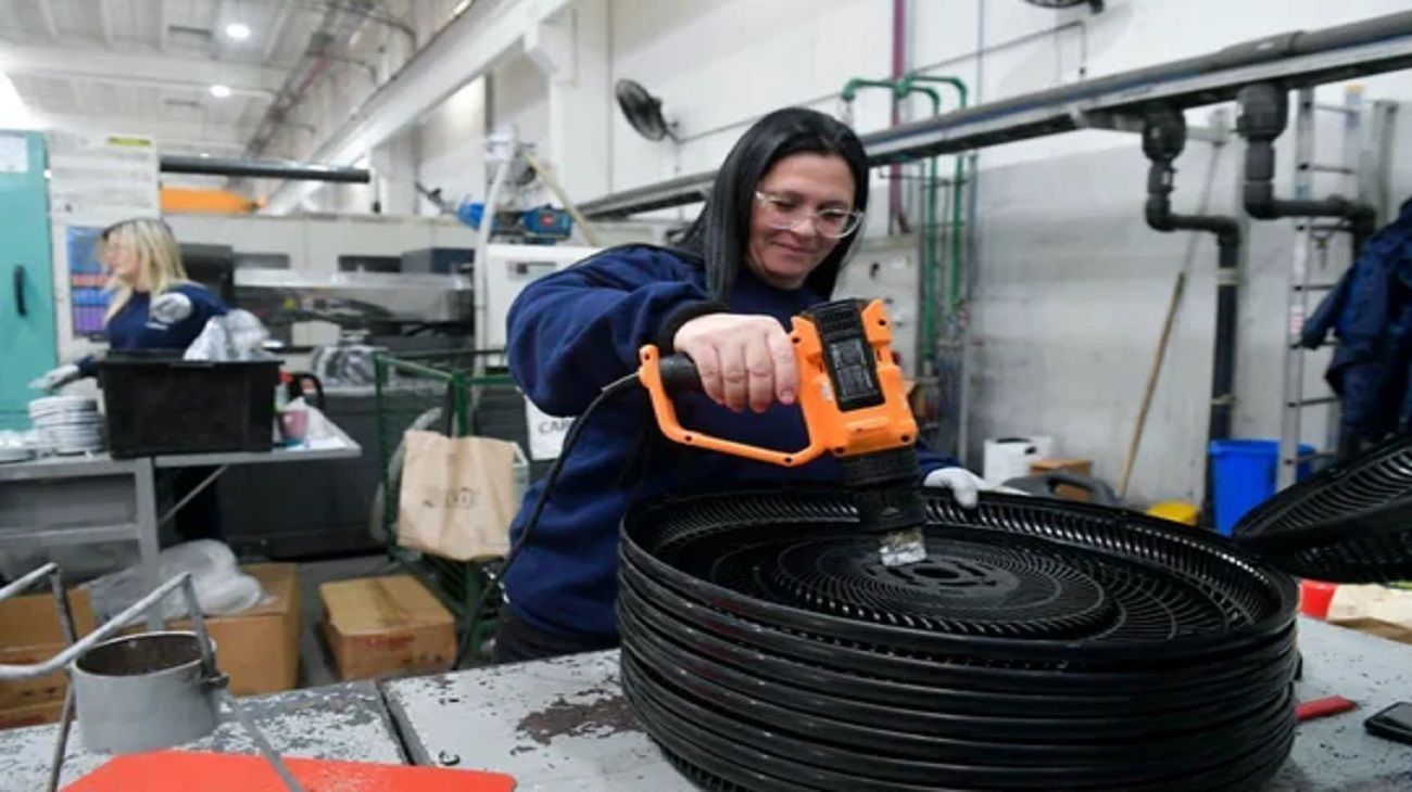 Las PyMEs por cautela “están ajustando muchísimo los costos y no quieren aumentar los precios”