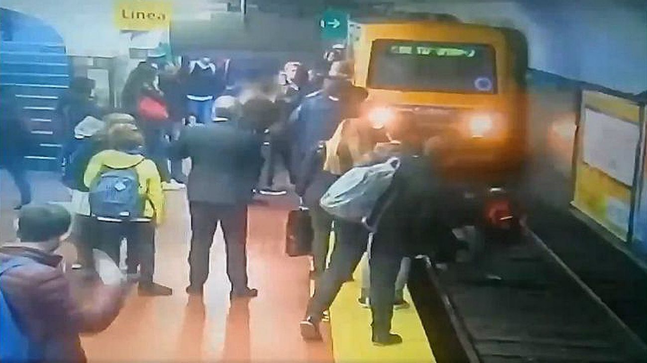 La mujer que cayó a las vías del subte está internada y no recuerda lo que pasó