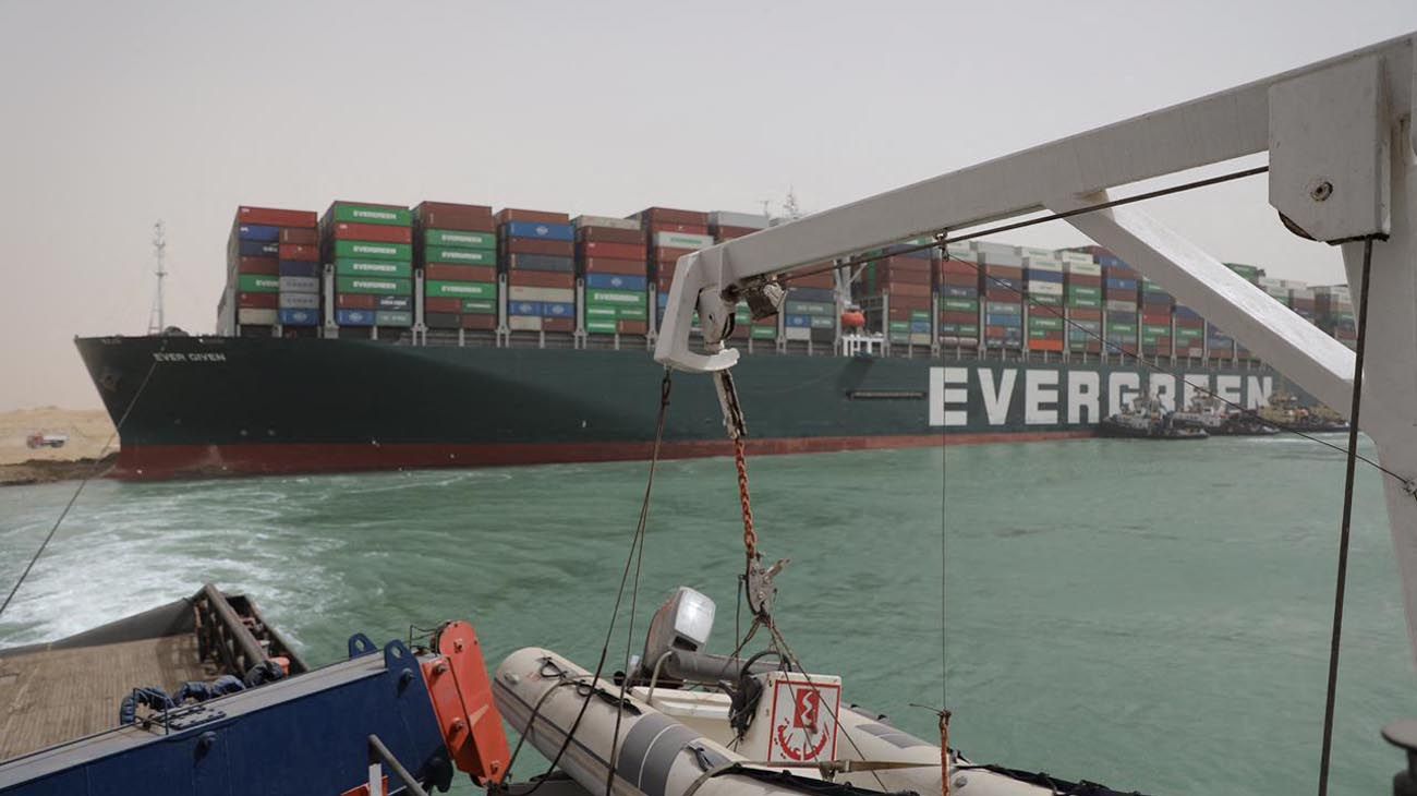 Suez: pudieron mover un poco al Ever Given, pero todavía lejos de poder sacarlo del canal