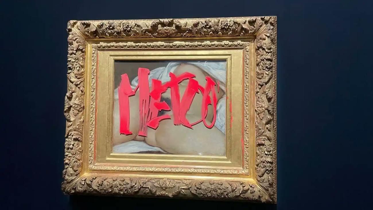 Dos mujeres pintaron “me too” en “El origen del mundo”, una obra rodeada de polémica