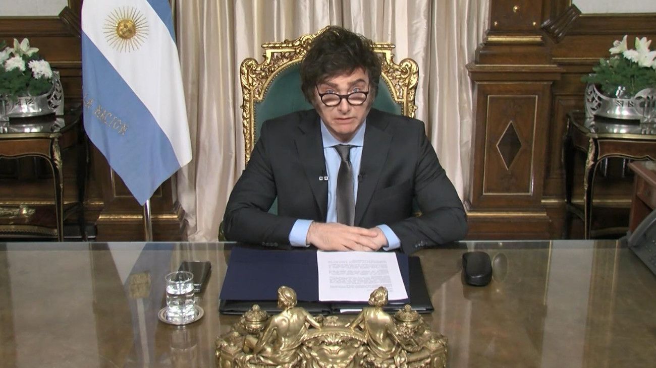Javier Milei firmó un DNU para emitir más deuda pública y se reactiva ENARSA por el gas