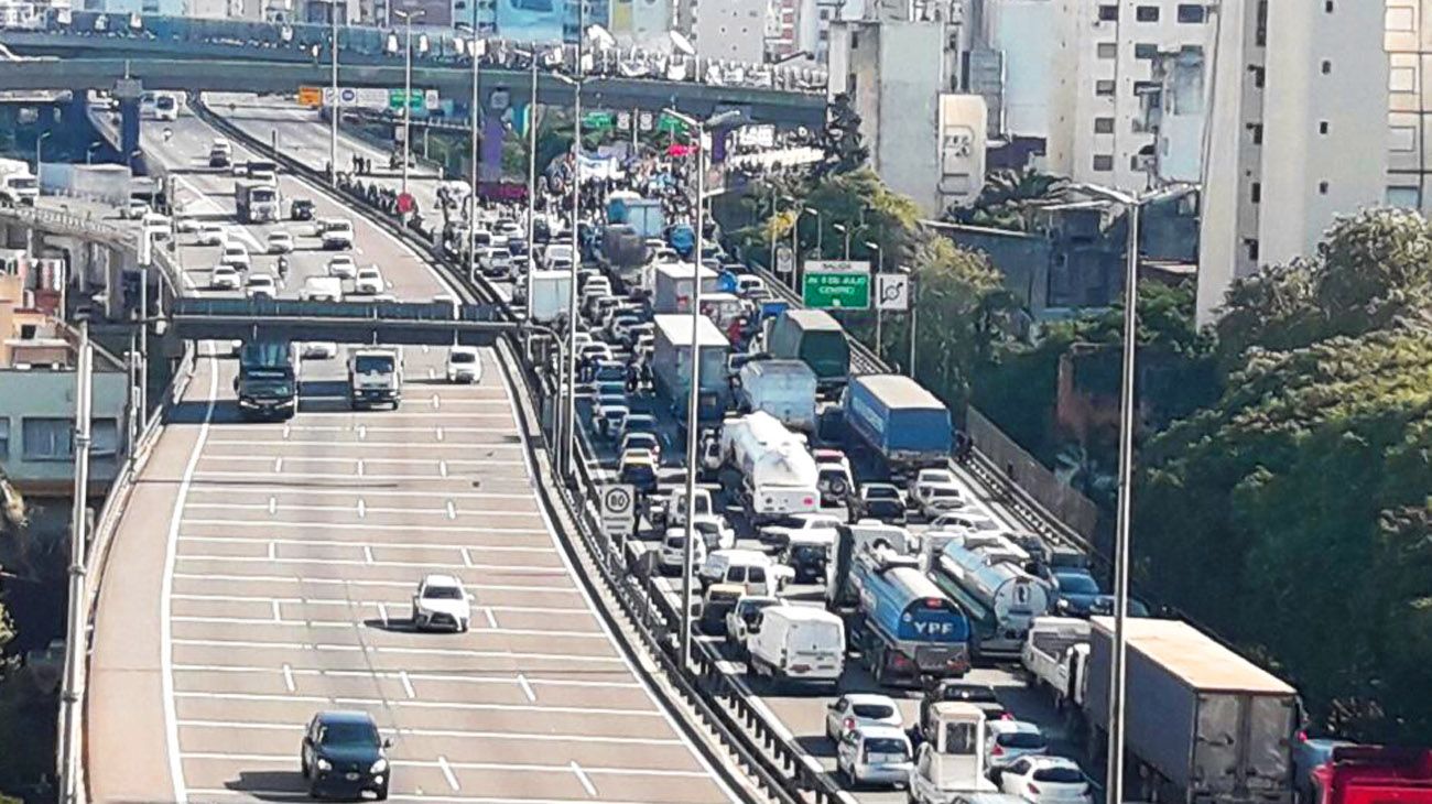 Manifestantes cortan la Autopista 25 de Mayo y protestan en la 9 de Julio