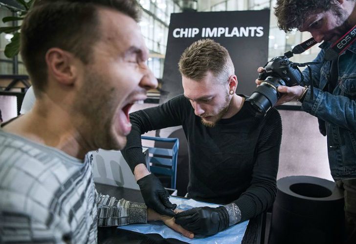 Chips humanos: miles de suecos ya llevan dinero, llaves y documentos bajo la piel