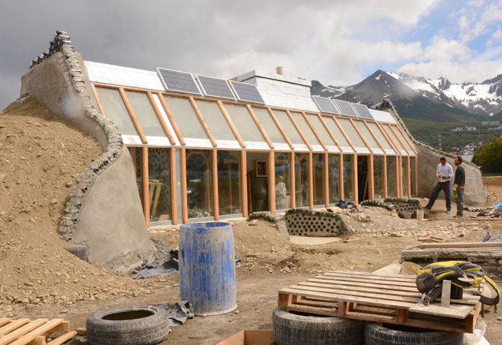 Construyen una casa y un shopping reciclando materiales abandonados
