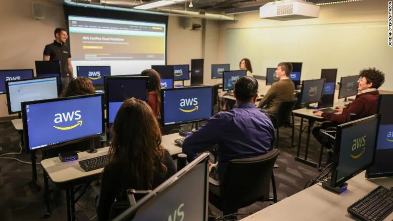 Corrientes busca acuerdo con Amazon para capacitar a 10 mil jóvenes en tecnología
